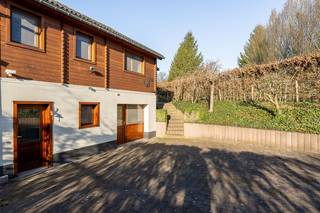 In de betoverende omgeving van Recht, bekend om zijn unieke ligging en microklimaat, bevindt zich deze charmante chalet op de Huppertzberg...