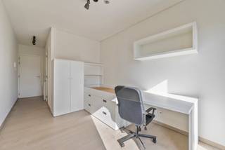 <p>Op zoek naar een slimme investering? Deze instapklare studentenkamer in de populaire Doornstraat in Wilrijk combineert comfort, locatie en rendement.</p>

<p>Gelegen op wandelafstand van de Universiteit Antwerpen (Campus Drie Eiken) en diverse ziekenhuizen, is dit een gegeerde plek bij studenten en jonge professionals.</p>

<p>De kamer bevindt zich op de tweede verdieping en beschikt over een private inkomhal met ingemaakte kasten, een moderne badkamer met inloopdouche en een lichtrijke slaapkamer met eigen terras – ideaal voor rustig studeren of ontspannen.</p>

<p>Op het gelijkvloers vind je een goed uitgeruste, gemeenschappelijke keuken, een aangename tuin én een afgesloten fietsenstalling.</p>

<p>Een zorgeloze investering met een sterke huurmarkt en uitstekende ligging. Klaar om te kopen – of te verhuren!</p>