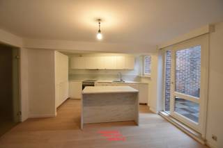 Dit ruime appartement met 4 slaapkamers bevindt zich op een toplocatie aan de markt van Brugge, waar je de stad op zijn mooist kunt ervaren...