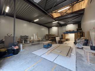 Bedrijfshal te huur!<br /><br />De hal is gelegen op de volledig gerenoveerde Flam site, in de Fabrieksstraat te Sint-Truiden, in een afgesloten domein met voldoende parkeermogelijkheden.<br /><br />Deze unit is uitgerust met een sectionale poort met een doorrijhoogte van 4m80 en een vrije hoogte van ongeveer 5m60.<br /><br />De totale vloeroppervlakte bedraagt 186 m².<br /><br />De ligging biedt een vlotte verbinding met Tienen, Tongeren, Borgloon, Luik en Hasselt. <br /><br />Interesse? Neem contact op met Aktimmo voor meer info of een bezoek ter plaatse.