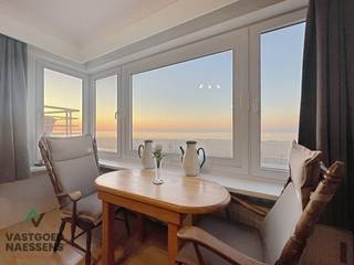 Cet appartement spacieux de 3 chambres à coucher est situé au premier étage de la résidence parfaitement entretenue Marana, située sur la digue d'Ostende. L'appartement dispose d'un salon spacieux avec une vue magnifique sur la mer. La cuisine semi