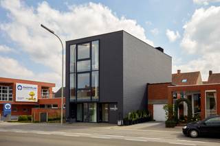 Kantorencomplex voor starters of tijdelijke verhuis. Dit kantoor wordt aangeboden met extra diensten en is uiterst professioneel voor uw klanten en personeel.<br />Kantoorruimte vanaf 1 persoon. <br />Gelegen op de 2de verdieping van een middelgroot kantoorgebouw dichtbij alle invalswegen en op wandelafstand naar het centrum.<br />Aangeboden Diensten : huurprijs van het kantoor per maand met exclusief 21% diensten :<br />Kantoormeubilair, nutsvoorzieningen en onroerende voorheffing zijn inbegrepen. Onmiddellijk instapklaar en klaar voor gebruik.<br />Zeer hippe kantoorruimte met airco's en CV - bijzonder lichtrijke werkruimte.<br />Extra's : er is een kitchenette, koelkast en aparte berging<br />Vanaf 2 of 3 personen kan een aparte prijs worden bekomen.<br /><br />Bel ons vrijblijvend op voor een bezoek en info. Wij begeleiden u graag met de glimlach op zoek naar uw droomwoning & commercieel pand.