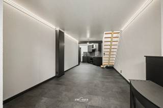 Ben je op zoek naar een instapklare starterswoning waar je zonder zorgen kan intrekken? Dan is deze volledig gerenoveerde woning in Haasdonk zeker een bezoek waard. Dankzij de kwalitatieve afwerking, de moderne technieken en de gezellige tuin met zicht op de velden is dit de ideale woning voor starters, jonge gezinnen of investeerders.<br /><br />Je komt binnen in de inkomhal, waarna je doorloopt naar de lichtrijke leefruimte die naadloos overgaat in de volledig nieuwe keuken. De keuken werd nog niet gebruikt en is uitgerust met alle nodige toestellen. Verder beschikt het gelijkvloers over een praktische berging en een moderne badkamer met inloopdouche en toilet.<br /><br />Op de eerste verdieping bevinden zich 2 slaapkamers, waarvan één voorzien is van een gezellige mezzanine, ideaal als extra slaapruimte, bureau of hobbyhoek. Op deze verdieping is bovendien een airco-unit aanwezig voor extra comfort. Daarnaast is er ook nog een apart toilet.<br /><br />Buiten geniet je van een onderhoudsvriendelijke tuin met een gezellig terras en een praktische buitenberging. Het perceel heeft een oppervlakte van 255 m².<br /><br />Extra troeven:<br />- Nieuw dak<br />- Overal hoogrendementsglas<br />- Conforme elektriciteit<br />- Geen renovatieplicht<br />- Ingebouwde ledverlichting doorheen de woning<br />- Airco aanwezig op de verdieping<br /><br />Een perfect afgewerkte woning waar kwaliteit, comfort en een centrale ligging hand in hand gaan.<br /><br />Contacteer ons via 052 46 38 03 voor meer informatie of een bezoek.<br />