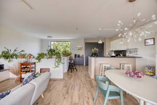 Een modern duplexappartement uit 2016, met drie volwaardige slaapkamers en een gezellige leefruimte die naadloos uitkomt op een zonnig terras. Dankzij de grote raampartijen geniet je hier dagelijks van een vrij uitzicht op het omliggende groen. Het appartement meet een oppervlakte van 144m² (Cfr. EPB) en heeft een zuidwest georiënteerd terras van 20m².<br /><br />De ligging is bijzonder gunstig: vlak buiten Leuven, maar toch weg van de drukte. Je woont op een steenworp van winkels, scholen en invalswegen, terwijl je tegelijk profiteert van de rust en openheid van Wilsele. Een plek die beide werelden combineert.<br /><br />Praktisch scoort dit appartement ook zeer goed: een EPC-label A, zonnepanelen en een conforme elektrische installatie zorgen voor een energiezuinige en zorgeloze toekomst. Je investeert hier in wooncomfort én duurzaamheid.<br /><br />Indeling: <br />Gelijkvloers<br />- Inkomhal met gastentoilet<br />- Drie volwaardige slaapkamers met zicht op groen<br />- Badkamer voorzien van inloopdouche, lavabo en toilet<br />- Lichtrijke bureauruimte met mooi uitzicht<br />- Ruime technische ruimte met aansluiting wasmachine<br />- Extra bergruimte <br /><br />Eerste verdiep:<br />- Grote open woonruimte voorzien van een gezellige gaskachel<br />- Volledig uitgeruste keuken met alle voorzieningen<br />- Zuidwest georiënteerd terras met prachtig zicht<br /><br />Troeven:<br />- Gunstig gelegen in Wilsele in een prachtige groene omgeving,<br />- Gebouwd in 2016,<br />- EPC A en conforme elektriciteit,<br />- Het appartement is volledig voorzien van vloerverwarming,<br />- Alle ramen zijn voorzien van uitneembare vliegenramen,<br />- Gratis parkeren op het domein, of mogelijkheid tot het aankopen/ huren van een ondergrondse parkeerplaats,<br />- Ruime bergplaats gelegen op verdieping -1,<br />- Grote raampartijen waardoor het appartement baadt in het licht.<br /><br />Heb je interesse in dit appartement en wens je graag een afspraak? Aarzel dan zeker niet om contact op te nemen met BVM Vastgoed op het nummer 016 23 21 45.