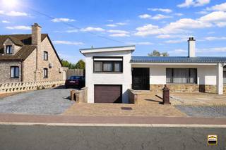 Uitzonderlijk ruime woning met loods op gunstige locatie Deze woning treffen we aan in een rustige straat aan de rand van Sint-Truiden. De...