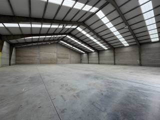 Deze recent gebouwde en volledig geïsoleerde opslagruimte heeft een oppervlakte van 780 m² en een vrije hoogte tussen 6 en 8 meter, ideaal voor diverse opslag- en logistieke doeleinden. De ruimte is voorzien van 3x400V elektriciteit, sanitair en een grote sectionaalpoort geschikt voor vrachtwagens. Dankzij de moderne infrastructuur en de hoge vrije hoogte is deze ruimte uitstekend geschikt voor bedrijven die een praktische en efficiënte opslaglocatie zoeken.