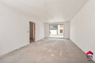 <p><strong>Ben je op zoek naar een energiezuinige nieuwbouwwoning met drie slaapkamers en een ruime, zuidgerichte tuin, die je verder naar eigen smaak kunt afwerken? Zo gevonden!</strong></p>
<p>Deze stijlvolle BEN-woning combineert hedendaagse architectuur met een hoogwaardige afwerking en uitstekende energieprestaties. Dankzij de lucht-waterwarmtepomp, vloerverwarming, ventilatiesysteem D met warmteterugwinning, zonnepanelen en een performante isolatie behaalt de woning een E-peil van slechts E13. Zo geniet je niet alleen van optimaal wooncomfort, maar ook van een bijzonder lage energiefactuur.</p>
<p>De woning is gelegen op een perceel van 296 m² en beschikt over een bewoonbare oppervlakte van 145,1 m². Daarnaast geniet je van een zuidgerichte tuin van ca. 100 m² en een terras van 20 m². Bovendien is er de mogelijkheid om een carport te plaatsen (vergund, maar momenteel niet voorzien), zodat je ook over een overdekte parkeerplaats kunt beschikken.</p>
<p>Op het gelijkvloers vind je een inkomhal met gastentoilet, een lichtrijke woonkamer, een eetkamer en een ruime open keuken. Daarnaast is er een praktische technische berging. Vanuit de keuken heb je rechtstreeks toegang tot het terras en de zonnige tuin.</p>
<p>Op de verdieping bevinden zich drie volwaardige slaapkamers van 14 m², 13 m² en 9 m², een badkamer van 7 m², een apart toilet én een wasberging met aansluitingen voor wasmachine en droogkast.</p>
<p>Een extra troef is dat de keuken en badkamer nog niet geplaatst zijn, waardoor je als koper deze volledig naar eigen smaak en stijl kunt kiezen en afwerken (inbegrepen in de prijs). Ook voor verschillende andere afwerkingsmaterialen is nog keuze mogelijk binnen de voorziene budgetten.</p>