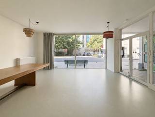 Ruime handelszaak (+/- 121 m²) op een goede en centrale locatie te Berchem!<br /><br />Deze handelsruimte is ingedeeld als volgt:<br /><br />Hal, open ruimte vooraan van 44m² (heden ingericht als gebruiksruimte), kleine berging, twee aparte ruimtes waarvan heden 1 in gebruik als vergaderzaal (16 m² / 5,5 m²), sanitair (m/v), grote keuken achteraan met veel kastruimte en tot slot een grote bergruimte (23 m²), tevens toegankelijk via de zij-ingang.<br /><br />Dit eigendom is zeer geschikt voor zachte horeca (broodjeszaak/ontbijt-lunchzaak/koffiebar/...).<br /><br />Voor meer informatie of een afspraak ter plaatse, aarzel niet ons te contacteren op nummer 03 337 50 70 of surf naar www.vbvastgoed.be.