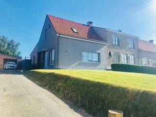 Zonnebeke - Woning met 2 slaapkamers, garage en tuin te huur.Bestaande uit:Woonkamer, keuken, wasplaats1ste verdieping: 2 slaapkamers, badkamer met...
