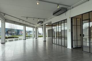 Bâtiment commercial polyvalent et multifonctionnel à louer avec salle d'exposition, espace de stockage et espace brut (autorisé comme logement de concierge) dans un emplacement de choix à Sint-Pieters-Leeuw. Situé le long de la très fréquentée Bergensesteenweg, ce bâtiment offre une excellente visibilité et une accessibilité aisée tant pour les clients que pour les fournisseurs.<br />Le bâtiment est situé sur un terrain de 1 669 m² et comprend un vaste showroom de 340 m² au rez-de-chaussée, complété par 60 m² de bureaux, 140 m² d'espace de stockage et un abri pour voitures de 80 m². L'espace de stockage au rez-de-chaussée est facilement accessible par deux grandes portes sectionnelles (4 m H x 3,8 m L). À l'étage se trouve un showroom supplémentaire de 360 m².<br />Un espace brut, autorisé comme logement de concierge de +/-100 m², a également été prévu. Idéal pour être aménagé en appartement ou en studio pour ceux qui souhaitent combiner vie privée et vie professionnelle. Au sous-sol, il y a 540 m² d'espace de stockage, avec un monte-charge. Grâce à son agencement flexible et à son emplacement stratégique, le bâtiment se prête parfaitement à divers usages tels qu'un commerce, un showroom ou un entrepôt.<br />Il y a suffisamment de places de parking sur le terrain. Ce bien offre une opportunité unique aux entrepreneurs à la recherche d'espace, de visibilité et de fonctionnalité dans un endroit facilement accessible près de Bruxelles.<br />N'hésitez pas à contacter PANORAMA B2B pour plus d'informations ou pour visiter les lieux au <strong>0479 70 70 70</strong>