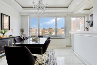 Te koop: Appartement met 3 slaapkamers, terras en kelderberging.<br /><br />Indeling:<br />derde verdieping:<br />- inkomhal<br />- lichtrijke woonkamer<br />- uitgeruste keuken<br />- slaapkamer 1<br />- badkamer met douche en toilet<br />- slaapkamer 2<br />- slaapkamer 3 met terras<br />Bij het appartement hoort een ruime kelderberging<br /><br />Locatie: Dit appartement te koop in Boom is centraal gelegen op de Grote Markt, in het centrum van Boom. Winkels en diensten bevinden zich op wandelafstand alsook openbaar vervoer, waardoor dit appartement de ideale locatie heeft. Via de A12 en E19 heeft u tevens een goede en snelle verbinding naar Antwerpen, Mechelen en Brussel.<br /><br />Bijzonderheden:<br />- in het centrum van Boom<br />- derde verdieping<br />- lift in het gebouw<br />- 3 slaapkamers<br />- terras<br />- inclusief ruime kelderberging<br />- EPC C<br /><br />Bent u geïnteresseerd in dit vastgoed te koop in 2850 Boom? Aarzel dan niet om contact met ons op te nemen.<br />Wenst u uw eigendom ook te koop of te huur te stellen? Steeds tot uw dienst om u verder te helpen met al uw vragen over vastgoed!<br /><br />Bestuursmaatregelen in het maatregelenregister: nee