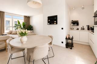 Sommige appartementen zien er mooi uit op foto. Andere voelen vanaf de eerste stap gewoon goed aan.<br /><br />Dit is zo'n appartement.<br /><br />De lichtrijke leefruimte, het zonnige terras en de rustige groene omgeving zorgen elke dag opnieuw voor een heerlijk vakantiegevoel, terwijl je toch op wandelafstand woont van de Grote Markt, winkels, restaurants en het station.<br /><br />Ook praktisch klopt hier alles. Dankzij het uitstekende <strong>EPC A</strong>, de comfortabele vloerverwarming en de recente afwerking woon je hier energiezuinig én volledig zorgeloos. De<strong> twee ondergrondse autostaanplaatsen</strong> en de privatieve kelderberging maken het comfort compleet.<br /><br />Of je nu op zoek bent naar je eerste eigen thuis, een stijlvolle plek om kleiner te gaan wonen of een slimme investering: dit appartement heeft die zeldzame combinatie van ligging, licht, comfort en kwaliteit die je niet elke dag tegenkomt.<br /><br />Misschien moet je het niet langer op foto's bekijken.<br /><br />Misschien moet je gewoon eens binnenkomen.<br /><br /><strong>Bel Alexander van OC Vastgoed op 0476 62 30 37 of mail naar alexander@ocvastgoed.be en ontdek zelf waarom dit appartement zoveel meer te bieden heeft dan je op foto's kunt zien.</strong><br /><br />CV: aardgas <br />EPC: 61 kWh/m²jaar (A-label) – Bruto vloeroppervlakte: 75 m2 volgens het EPC-attest (excl. terras)<br />Stedenbouwkundige inlichtingen: woongebied, bouwvergunning, verkavelingsvergunning, voorkooprecht, geen rechterlijke herstelmaatregel of bestuurlijke maatregel opgelegd.<br />Geen overstromingsgevoelig gebied: P-score: B, G-score: A.<br />Geen renovatieverplichting.