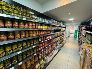 Verhuurd commercieel gelijkvloers op supercentrale ligging in Mortsel.Dit handelspand is momenteel verhuurd als supermarkt aan €2.500,00 per maand...