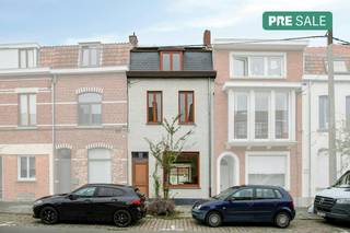 Deze technisch tot in de puntjes verzorgde rijwoning is gelegen op een strategische toplocatie in de Filips van de elzaslaan te Kortrijk. De woning combineert modern wooncomfort (EPC B) met een uiterst centrale ligging. Bovendien geniet u van een uitstekende bereikbaarheid dankzij de onmiddellijke nabijheid van de autostrade, winkels en scholen.<br /><br />De woning is volledig toekomstgericht dankzij de uitstekende energetische score en de conforme elektrische keuring.<br /><br />INDELING:<br />Gelijkvloers: <br />- inkomhal met gastentoilet<br />- lichtrijke leefruimte met volledig uitgeruste open keuken en zicht op de tuin<br />- ruime en droge kelderruimte <br /><br />Eerste verdieping: <br />- ruime slaapkamer <br />- volledig ingerichte badkamer voorzien van lavabo, inloopdouche en toilet<br /><br />Tweede verdieping: <br />- 2 ruime slaapkamers<br /><br />Troeven op een rijtje:<br />- Energiezuinig: EPC-label B<br />- Technisch conform: Elektrische keuring is volledig conform<br />- Instapklaar: Volledig technisch in orde en direct bewoonbaar<br />- Aanwezigheid van zonnepanelen<br /><br />Wenst u meer info over deze woning of wenst u een bezoek ter plaatse? Contacteer Alissia Dewitte (0472 18 64 21 - alissia.dewitte@dewaele.com)<br /><br /><br /><br /><br />De eigendom wordt aangeboden via de Pre-sale formule. Van 21/09/2026 om 09:00 tot 26/09/2026 om 12:00 kan u het huis op afspraak komen bezichtigen en een bod uitbrengen. De vermelde prijs is een instelprijs. Voor meer info, gelieve contact op te nemen met de dossierverantwoordelijke.<br /><br />Bestuursmaatregelen in het maatregelenregister: nee