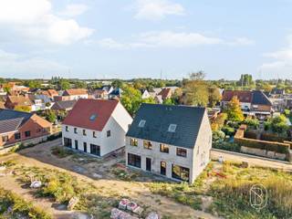 <p>Aan de rand van Harelbeke, op een rustige en groene locatie met vlotte verbinding naar Kortrijk, verrijst een nieuw woonproject met 26 kwaliteitsvolle woningen. Deze eigentijdse verkaveling brengt het beste van twee werelden samen: een ontspannen, residentiële omgeving en een uitstekende bereikbaarheid van scholen, winkels en belangrijke uitvalswegen.<br /><br /><strong>Hedendaags en energiezuinig wonen</strong><br /><br />De woningen, zowel halfopen als rijwoningen, worden gebouwd volgens de huidige energienormen en uitgerust met moderne technieken zoals ventilatie D, vloerverwarming, warmtepomp en zonnepanelen. Hierdoor geniet je van een duurzame, comfortabele en energiezuinige thuis die klaar is voor de toekomst.<br /><br />Met bewoonbare oppervlaktes tussen de 122 en 162 m² en standaard vier slaapkamers biedt elke woning een doordachte indeling waarbij leefruimte, licht en functionaliteit centraal staan. Een carport bij elke woning en een grote, centrale groenzone binnen de verkaveling vormen extra troeven voor wie houdt van ruimte en rust.<br /><br /><strong>Een thuis die bij je past</strong><br /><br />De woningen worden volledig afgewerkt en bieden ruime keuzemogelijkheden in materialen en afwerking. Hierdoor kun je je nieuwe woonst vormgeven in de stijl die bij jou past, binnen het comfort van een sleutel-op-de-deur aanpak.<br /><br /><strong>Ideaal voor gezinnen en rustzoekers</strong><br /><br />Dankzij de kindvriendelijke omgeving, de groene invulling van het project en de perfecte balans tussen rust en nabijheid van stedelijke voorzieningen, is dit woonproject ideaal voor gezinnen, starters en iedereen die waarde hecht aan hedendaags wooncomfort in een aangename, open buurt.<br /><br /><span><strong>6% BTW mogelijk voor lot 16 & 17!</strong></span><br /><br />Indien u vrijblijvend een bezoek wenst aan het project, neem dan zeker contact met Immo Beguin via emiel@immobeguin.be</p>