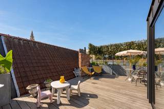 Prachtige duplex - penthouse met loft vibes en een zee van licht, hoge raampartijen/plafonds. <br /><br />Op de eerste verdieping vindt u de master slaapkamer, voorzien van ingemaakte kasten en rustig gelegen aan de achterkant. Verder een ruime badkamer met inloopdouche, toilet en dubbele wastafel. Voorts een volwaardige tweede slaapkamer en een aparte wasplaats met dressingruimte. <br /><br />Op de tweede verdieping wordt u verrast door een fantastische open ruimte. Zonlicht schijnt binnen via zowel de voor als achterkant en hoge raampartijen / plafonds zorgen voor een unieke sfeer. De living/woonkamer loopt vloeiend over naar een open keuken met kookeiland. <br /><br />Verder op de derde verdieping een zalig zonneterras met panoramisch zicht over de historische stad, maximale privacy en rust. <br /><br />Instapklaar, rustig gelegen pareltje voor wie op zoek is naar licht, ruimte, loftgevoel en XL buitenruimte. <br /><br />Mogelijkheid om een parking te huren om de hoek.