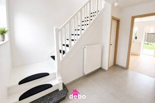 Prachtige hoekwoning met alle luxe en comfort te Harelbeke met voortuin, omvattende o.a.<strong> </strong>
<ul>
<li>Inkomhal</li>
<li>Gastentoilet</li>
<li>Zeer mooie lichtrijke leefruimte</li>
<li>Nieuwe open keuken met vaatwas, mee geïntegreerd met de leefruimte waardoor je een groter open gevoel creëert</li>
<li>Wasplaats/berging , chauffageketel 2026 Vaillant</li>
<li>Inloopdouche en lavabomeubel</li>
<li>Terras</li>
<li>Tuin met uitweg achteraan</li>
</ul>
1<sup>ste</sup> VERDIEP:
<ul>
<li>Luxe badkamer met lavabomeubel, inloopdouche en 2<sup>de</sup> toilet</li>
<li>2 afgewerkte slaapkamers</li>
</ul>
ZOLDER:
<ul>
<li>Prachtige geïsoleerde zolder toegankelijk via zolderluik</li>
</ul>
Gelegen op een rustige plaats, op enkele minuten wandelen van het centrum, parking aan de woning. Volledig modern en totaal gerenoveerd van a…tot…z. Centrale verwarming op aardgas, conforme elektriciteit, dubbele beglazing, spouwisolatie,......Grondoppervlakte 184m². Bruikbare vloeroppervlakte ca.146m² (indicatief volgens het EPC). EPC 166kWh/m² - UC3858847 – Label B – geen renovatieplicht. Renovatiejaar 2026. Asbestvrij. P-score en G-score: A. Bevindt zich niet in een risicozone voor overstromingen. Vrij bij akte en betaling.<br />Bel of mail voor afspraak info@immodebo.be en reserveer alvast Uw bezichtiging<br />