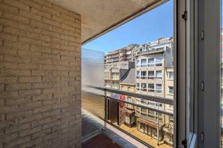 Volledig gerenoveerd 2-slaapkamer appartement met terras aan de voor- en achterzijde te koop te Middelkerke, Leopoldlaan 1. Dit...