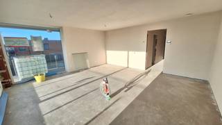 <strong>Appartement 1.03 – Luxueus en ruim wonen met groot terras in Klaverstuk 24</strong><br /><br />Stap binnen in appartement 1.03, een uitzonderlijk appartement op de eerste verdieping van het moderne Klaverstuk 24 in Zedelgem.<br />Met zijn royale leefruimte, drie slaapkamers, twee badkamers en een riant terras is dit appartement perfect voor wie stijlvol en comfortabel wil wonen.
<h4><strong>Kenmerken van appartement 1.03</strong></h4>

<ul>
	<li>* Bewoonbare oppervlakte: 103 m²</li>
	<li>* Inkomhal met vestiaire en apart gastentoilet voor extra gemak.</li>
	<li>* 3 ruime slaapkamers, ideaal voor gezinnen of wie extra ruimte zoekt.</li>
	<li>* 2 badkamers: één met meubel en inloopdouche, en één met meubel en ligbad.</li>
	<li>* Lichtrijke leefruimte dankzij grote raampartijen, met een stijlvolle open keuken.</li>
	<li>* Handige wasplaats voor extra opbergruimte.</li>
	<li>* Ruim terras van 23 m², perfect om te ontspannen en te genieten van het buitenleven.</li>
	<li>* Inclusief ondergrondse parkeerplaats en fietsenberging.</li>
</ul>

<h4><strong>Hoogwaardige afwerking en energiezuinig wonen</strong></h4>
Appartement 1.03 combineert moderne afwerking met duurzame technieken:

<ul>
	<li>* Vloerverwarming voor optimaal comfort in alle ruimtes.</li>
	<li>* Warmtepomp en zonnepanelen voor een energiezuinige en milieuvriendelijke woning.</li>
	<li>* Een uitzonderlijk laag E-peil van 30, wat recht geeft op vrijstelling van de onroerende voorheffing.</li>
</ul>

<h4><strong>Wonen in het hart van Zedelgem</strong></h4>
Gelegen in een rustige en groene omgeving biedt Klaverstuk 24 u een ideale woonomgeving met alle voorzieningen binnen handbereik.<br />Met vlotte verbindingen naar het centrum van Zedelgem, Brugge en omliggende steden combineert u hier rust en bereikbaarheid.<br />Met zijn ruime indeling en luxueuze afwerking is appartement 1.03 een unieke kans.<br /><strong>Contacteer ons vandaag nog voor meer informatie of een bezichtiging.</strong><br /><br />Hier begint uw nieuwe woonverhaal!<br /><br /><strong>051 21 11 11 of matias@imfiro.be</strong>