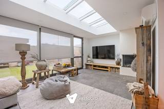 <p><span>Zeer goed onderhouden woning (162m²) met 3 slaapkamers en tuin met tuinkamer te Zonhoven.</span></p><p><span> </span></p><p><span>Belangrijkste troeven: </span></p><p><span>- Rustige ligging maar met zeer goede verbinding</span></p><p><span>- Kwalitatief afgewerkt</span></p><p><span>- 15 zonnepanelen en ventilatiesysteem A</span></p><p><span>- 3 slaapkamers</span></p><p><span>- Gezellige zuidgerichte tuin van 2a03</span></p><p><span>- Airco's in de veranda en in de slaapkamers</span></p><p><span>- Hele gezellige veranda bijgebouwd in 2020</span></p><p><span>- 2 autostaanplaatsen </span></p><p><span> </span></p><p><span>Bekijk zeker ook de grondplannen met de afmetingen. Zo krijgt u van thuis uit al een perfect beeld van wat deze woning te bieden heeft!</span></p><p><span> </span></p><p><span>Wenst u meer info of een vrijblijvende bezichtiging, contacteer dan ons kantoor op het nummer 011 85 15 15 en wij helpen u graag verder.</span></p>