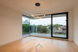 Algemeen<br />Dit aangename en lichtrijke appartement beschikt over een ruime leefruimte die het hart van het appartement vormt. De woning werd gebouwd in 2021 en combineert hedendaags wooncomfort met een praktische indeling. Een absolute meerwaarde zijn de twee terrassen, waarvan één terras uitkijkt op de gezellige binnentuin van de residentie. <br /><br />Indeling<br />Je komt binnen via de inkomhal, van waaruit de gang toegang geeft tot de verschillende ruimtes van het appartement. Centraal in de woning bevindt zich de ruime leefruimte, die dankzij de aangename oppervlakte het echte hart van het appartement vormt. De leefruimte biedt bovendien toegang tot de terrassen en zorgt zo voor een aangename verbinding tussen binnen en buiten.<br /><br />Het appartement beschikt over twee slaapkamers. Daarnaast is er een badkamer voorzien met inloopdouche en beschikt het appartement over een praktische berging.<br /><br />Een absolute troef zijn de twee terrassen. Eén van deze terrassen biedt een aangenaam zicht op de gezellige en verzorgde binnentuin van de residentie. De ideale plek om in alle rust te genieten van de buitenruimte.<br /><br />Varia<br />Het appartement werd gebouwd in 2021 en is dan ook voorzien van hedendaags comfort. Een ruime autostaanplaats en een aparte berging in de kelder zijn bijkomend aan te kopen.<br /><br />Dankzij de ruime leefruimte, twee slaapkamers, twee terrassen en het recente bouwjaar is dit appartement een uitstekende keuze voor wie op zoek is naar een comfortabel en instapklaar appartement.<br /><br />Troeven<br />* Ruime leefruimte<br />* Terras met zicht op de gezellige binnentuin van de residentie<br />* Nieuwbouwappartement van 2021<br /><br />Interesse in dit gezellige appartement? Contacteer Loucka vandaag nog voor meer informatie of een bezoek.<br />📞 0469 44 27 57
<br />📧 Loucka@gentill.be