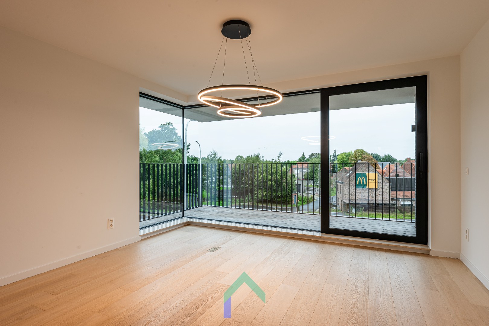 Ruim appartement met lichtrijke leefruimte - foto 2