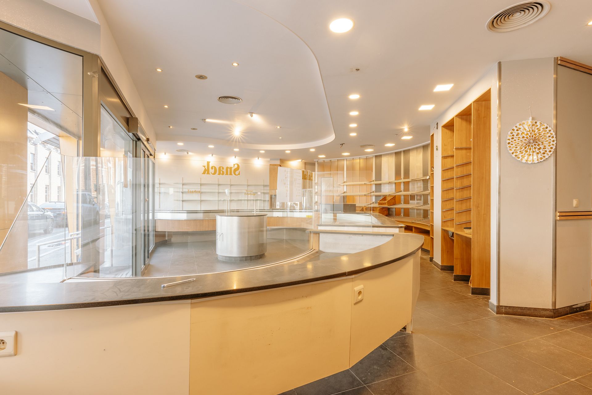 Ruim handelspand met magazijn in centrum Borsbeek. - foto 5