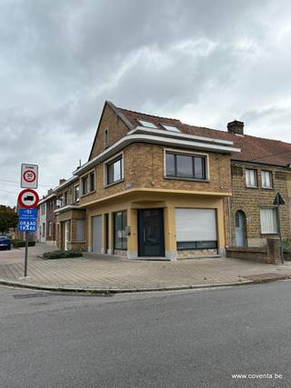 Dit appartement bestaat uit een inkom, toilet, woonkamer met open ingerichte keuken, slaapkamer met dressing, bureel, berging, badkamer, 2 slaapkamers, een douchekamer en ruim terras.<br /><br /><u>Troeven:</u><br /><br />- Instapklaar<br />- Nabij het centrum en openbaar vervoer<br />- Gemeubeld<br />- Onmiddellijk beschikbaar<br /><br />EPC: 198 kWh/m²