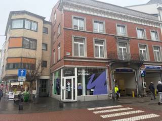 Topligging in Tienen! Handelspand op het gelijkvloers in de Leuvensestraat (hoekpand)In de meest commerciële winkelstraat van Tienen – de geliefde...