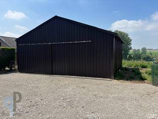 Op een centrale ligging (gewestweg N415 tussen Oosterzele (N42) en Brakel (N8), vinden we deze loods van 98m² (9,8m x 10m) en inrijhoogte van 2,8 meter, op een terrein (bouwgrond) van 630 m². Deze loods leent zich ideaal voor stockage en heeft ook nog veel buitenruimte. Deze loods is aansluitbaar via fluvius (momenteel beschikt men over elektriciteit). Vrij bij akte. Voor meer inlichtingen of een bezoek, contacteer Veronique 0483/676579