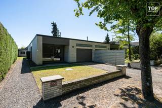 Welkom in deze verzorgde en instapklare halfopen bebouwing in een rustige buurt van Evergem. Deze charmante gelijkvloerse woning combineert comfortabel wonen met een praktische indeling en tal van recente renovaties, waardoor u hier meteen uw thuis van kunt maken.<br /><br />De woning beschikt over een lichtrijke en ruime leefruimte, een volledig vernieuwde keuken met kwaliteitsvolle toestellen, drie volwaardige slaapkamers, een moderne badkamer met inloopdouche en een aparte garage met automatische sectionaalpoort. Dankzij de gelijkvloerse indeling geniet u bovendien van extra wooncomfort en toegankelijkheid.<br /><br />De voorbije jaren werd de woning grondig aangepakt met aandacht voor energiezuinigheid en hedendaags wooncomfort. Zo werden onder meer het dak en de spouwmuren geïsoleerd, de ramen en voordeur vernieuwd met hoogrendementsglas en werden ook de keuken, badkamer, vloeren en binnendeuren volledig vernieuwd. Dit resulteert in een gunstig EPC-label B.<br /><br />Buiten geniet u van een aangename tuin en een perceel van 352 m², ideaal om tot rust te komen of gezellig te genieten met familie en vrienden. De woning is rustig gelegen, maar toch dichtbij winkels, scholen, openbaar vervoer en belangrijke verbindingswegen.<br /><br />Troeven van deze woning:<br /><br />Gelijkvloerse woning met praktische indeling<br />3 slaapkamers<br />Vernieuwde keuken en badkamer<br />EPC label B<br />Dak- en muurisolatie<br />Aluminium ramen met hoogrendementsglas<br />Elektriciteit conform<br />Garage met automatische poort<br />Rustige ligging in Evergem<br /><br />Naastgelegen woning staat ook te koop, ideaal voor kangoeroewonen. https://bit.ly/3PATzX1<br /><br />Contacteer Top Vastgoed voor meer info en een bezoek op 0475 700 700.
