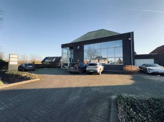 Op zoek naar een inspirerende werkplek met veel lichtinval, gelegen op een goede verbinding in Waasmunster? Dan is deze kantoorruimte met...