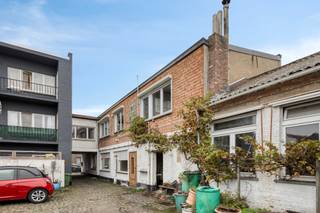 <p><strong>Te renoveren woning of project.</strong> <br /><strong><br />Indeling:</strong> <br />De woning omvat: inkomhal, 2 leefruimtes, 3 slaapkamers, 2 keukens, 2 badkamers. <br />Via de servitudeweg, heeft men toegang tot de atelier net achter de woning. <br /><strong><br />Bijzonderheden:<br /></strong><span>Binnenplein toegankelijk voor voertuigen;<br /></span><span>EPC-label </span><span><strong>F</strong> <em>(renovatieverplichting van toepassing)</em>.</span><strong> <br /></strong>Verkoop onder voorbehoud van het verkrijgen van een vergunning (opsplitsing woning van garages). <br /><br /><strong>Ligging:</strong><br /><span>Goed gelegen nabij het centrum van Niel, uitvalswegen, scholen en openbaar vervoer. Het marktplein is op wandelafstand.</span></p>