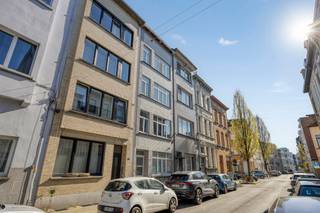 <strong>Energiezuinig en instapklaar appartement in de gegeerde Markgravewijk.<br /><br /></strong><strong>Indeling: <br /></strong>Men komt meteen binnen in de centraal gelegen inkomhal met vestiaire. De hal verleent toegang tot alle ruimtes van het appartement.<br />Vooraan, de gezellige leefruimte met grote raampartijen en een volledig geïnstalleerde open keuken. <br />Centraal, de masterbedroom en achteraan, de tweede slaapkamer met eigen badkamer, momenteel gebruikt als dressing. <br /><br /><strong>Bijzonderheden:<br /></strong><strong>EPC </strong>label <strong>B.<br /></strong><strong>Conforme elektrische installatie</strong>. <br />Gas en elektriciteit lopen via aparte meters, water wordt gedeeld. <br /><strong>Lage maandelijkse kosten</strong> van slechts €50,- per maand. Hoofdzakelijk voor het reservekapitaal (voor onderhoud/vervanging van de septische put op het gelijkvloers). <br />In de gemeenschappelijke gang is plaats voor<strong> één fiets</strong> per appartement.<br /><br /><strong>Ligging:<br /></strong>Uitstekend gelegen in een rustige éénrichtingsstraat, vlakbij de Markgravelei. Op wandelafstand van gezellige koffiebars, restaurants en parken.