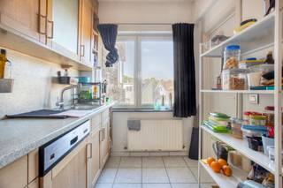 <p>Cet appartement avec 2 chambres, idéalement situé à la limite du centre de Louvain, combine confort, luminosité et facilité au quotidien. Vous profitez ici d’un emplacement recherché, proche de la ville, tout en conservant une certaine tranquillité par rapport à l’hyper-centre.</p><p>Dès l’entrée, le vaste séjour attire l’attention. Grâce à une belle luminosité naturelle, l’espace de vie offre une ambiance agréable et accueillante. Il permet d’aménager facilement un coin salon confortable ainsi qu’un espace repas convivial. L’agencement général de l’appartement est fonctionnel et répond aux besoins d’une vie urbaine pratique.</p><p>L’appartement comprend 2 chambres, ce qui le rend intéressant pour un couple, une petite famille, une personne seule souhaitant disposer d’un bureau ou encore un investisseur à la recherche d’un bien bien situé à Louvain. L’espace de rangement apporte un confort supplémentaire et facilite l’organisation du quotidien.</p><p>L’emplacement de parking privé constitue un atout important. Dans une ville comme Louvain, disposer d’une place de stationnement est une réelle valeur ajoutée. Cette combinaison entre 2 chambres, un séjour lumineux, un espace de rangement, un parking et une bonne localisation rend ce bien particulièrement attractif.</p><p>La situation à la limite du centre de Louvain permet de rejoindre facilement les commerces, les transports en commun, les écoles, les restaurants et les autres commodités. La gare, le ring et les communes voisines sont également accessibles de manière fluide.</p><p>Vous souhaitez découvrir cet appartement en priorité? La vente débute par une “Avant-Première” exclusive le 19 juin. Planifiez votre visite via le bouton violet “Prendre rendez-vous” sur notre site. Le prix indicatif est de 343.000 euros. La période d’enchères court jusqu’au 21 juin à 21:00. Consultez le règlement Avant-Première dans les téléchargements.</p>