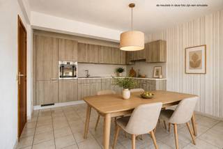 <strong>Zeer goed onderhouden en energiezuinig (EPC B) tweeslaapkamerappartement in het hart van Lubbeek. </strong>Dankzij de centrale ligging bevinden apotheek, supermarkt, bakker, kaaswinkel, bank, horeca, bushaltes en een ruime openbare parking zich allemaal op wandelafstand. Het appartement maakt deel uit van een kleinschalige residentie met lift en geniet van zeer lage gemeenschappelijke kosten.<br /><br />Via de lift (5 jaar geleden gerenoveerd) bereiken we de tweede verdieping, waar u wordt verwelkomd in een inkomhal met apart toilet. Verder beschikt het appartement over twee slaapkamers, een badkamer met inloopdouche en lavabo, en een lichtrijke leefruimte van ca. 30 m² met een geïnstalleerde open keuken. Genieten van de zon en de rust kan op het ruim, zuidgericht terras met uitzicht op de gemeenschappelijke tuin.<br /><br />Dit appartement verkeert in uitstekende staat en is volledig instapklaar. Bovendien geniet u van een gunstige EPC-score, conforme elektriciteit, lage gemeenschappelijke kosten en een uitstekende ligging in het centrum van Lubbeek. Het appartement beschikt ook over een droge privé-kelder en plaats voor fietsen. <br /><br /><strong>Bent u op zoek naar een instapklaar appartement op een toplocatie? Contacteer Anne-Leen via 0495/138.111 voor meer informatie of een bezoek.</strong>