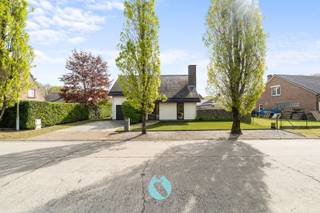 <p>Kom bezoeken en begin te dromen!</p><p>Deze verrassende leuke villa is gelegen in een residentiële wijk in Destelbergen. Rust, ruimte en een uitstekende bereikbaarheid typeren deze woning.</p><p>De ligging is ronduit schitterend: in een rustige, residentiële omgeving met een groen karakter, en toch op korte afstand van het centrum van Destelbergen. Vlakbij winkels, scholen en verbindingswegen. Een ideale combinatie van landelijk wonen met alle voorzieningen binnen handbereik.</p><p>De woning is gedeeltelijk gerenoveerd en beschikt over een moderne, volledig uitgeruste keuken en een stijlvolle, vernieuwde badkamer. Hedendaags comfort gaat hier naadloos samen met het authentieke karakter. De woning beschikt over 3 slaapkamers. Het geheel is bijzonder verzorgd en volledig instapklaar. Grote raampartijen zorgen voor een aangename lichtinval en een mooi zicht op de tuin. Buiten geniet u van een fraai aangelegd perceel met een zonneterras en een uitnodigend zwembad. Ideaal om te ontspanne tijdens mooie zomerdagen. Een extra troef is het tuinkantoor : perfect voor wie van thuis uit werkt of nood heeft aan een rustige, aparte werkplek.</p><p>Gemiddelde energiescore, welke aanzienlijk kan verbeteren door het plaatsen van zonnepanelen.</p><p>U kan uw bezoek aanvragen op verkoop@vastgoeddevos.be of telefonisch via 09/258.13.13.</p><p>Tot binnenkort!</p>