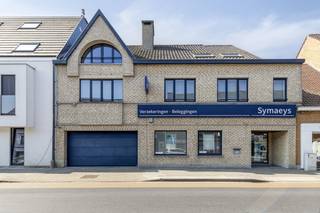 Ontdek deze unieke opportuniteit: een ruim handelspand met woonst gelegen in het bruisende hart van Eernegem. Dit voormalige bankkantoor biedt...