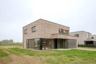 Modern, rustig, ruim en energiezuinig wonen? Dat kan in deze prachtige open bebouwing in de Kromstraat in Kruibeke.<br /><br />De woning wordt heel energiezuinig (E-peil 12) en uitgerust met een geothermische warmtepomp, vloerverwarming, zonnepanelen en een ventilatiesysteem met warmterecuperatie. Wat ook fiscaal wordt beloond.<br /><br />Met 207 m² woonoppervlakte heeft deze woning een gezin veel te bieden. Met o.a. een lichtrijke open ingedeelde woonkamer, ingerichte eilandkeuken en badkamer, een grote tuin met mooi landelijk vergezicht, een dubbele garage, oprit, terras, 4 ruime mooie slaapkamers, een afgewerkte badkamer en berging.  <br /><br /><span>We werken jouw nieuwe thuis sleutel-op-de-deur voor je af, met een vaste prijs en oplevertermijn.  De binnenafwerking kan je afstemmen op jouw smaak en voorkeuren. Onze klantenbegeleider staat voor je klaar tijdens het hele realisatietraject.  </span>