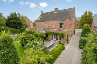 Bent u op zoek naar een energiezuinig huis te koop met landelijk uitzicht? Dit charmante vastgoed in het rustige Zemst-Laar biedt een perfecte combinatie van rust en bereikbaarheid. Deze halfopen bebouwing uit 2003 is hoogwaardig afgewerkt met landelijk schrijnwerk. Met een gunstig EPC-label B, 10 zonnepanelen, een warmtepomp en 213 vierkante meter bewoonbare oppervlakte woont u hier comfortabel in Zemst-Laar.Indeling:• Gelijkvloers: Bureau, apart toilet, leefruimte met keuken, berging en wasruimte met douche (mogelijkheid tot tweede badkamer). De garage voor fietsen of motors.• Eerste verdieping: Badkamer met bad en douche, apart toilet, tweede slaapkamer en master bedroom met dressing.• Zolderverdieping: Afgewerkte zolder van circa 50 vierkante meter met extra mogelijkheden.Buiten geniet u op het perceel van 1251 vierkante meter van een weids uitzicht op de velden van Zemst-Laar. Er is een dubbele carport, twee bergingen en een serre. Er dient nog een afscheiding geplaatst te worden met het naastgelegen perceel. Dankzij de ligging bent u snel in Mechelen, Brussel of Antwerpen.VIP: In aanvraagVoor meer informatie of een bezoek neem contact op met Dewaele Mechelen.De eigendom wordt aangeboden via de Pre-sale formule. Van 22/06/2026 om 09:00 tot 27/06/2026 om 12:00 kan u de woning op afspraak komen bezichtigen en een bod uitbrengen. De vermelde prijs is een instelprijs. Voor meer info, gelieve contact op te nemen met de dossierverantwoordelijke.Bestuursmaatregelen in het maatregelenregister: nee