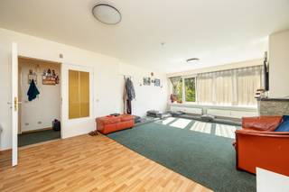 <p>In het populaire Deurne Zuid vinden we in een gebouw met 6 appartementen dit leuke appartement terug op de tweede verdieping. Het appartement is te bereiken via trap of lift. We betreden het appartement in een aangename inkomhal. Aan de voorzijde is er een ruime living op blokjesparket met zicht op het groene pleintje voor de deur. In de leefruimte werd er recent een open keuken met gasvuur, koel-vriescombinatie en spoelbak voorzien. Naast de leefruimte is er een eerste slaapkamer (8 m²)</p><p></p><p>Aan de achterzijde vinden we een badkamer met bad en enkele lavabo. Hier vinden we ook de wasmachine en individuele ketel terug. Op de gang is er een apart toilet. Achteraan zijn er twee volwaardige slaapkamers (14 en 10 m²). Tenslotte is er een leuk terras aanwezig met West-oriëntatie waar u kan genieten van de middag- en avondzon.</p><p></p><p>Op de gelijkvloerse verdieping vinden we een kelderberging terug.</p><p></p><p>Het appartement is heden verhuurd aan 1.164,85 €/maand. De maandelijkse kosten bedragen ongeveer 75 €/maand. Boek snel uw afspraak via 03/459.89.59 of via onze website.</p>