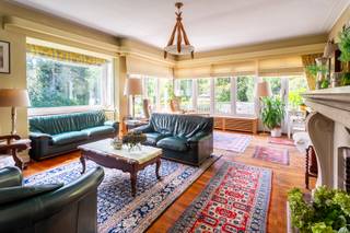 <p><strong>Art deco-charme op een uitzonderlijk perceel van 3.624 m² in Edegem</strong></p>
<p>Tussen Mortsel en Kontich, op de prestigieuze Mechelsesteenweg, vindt u deze karaktervolle art deco-woning op wandelafstand van het groene Park Romeinse Put en diverse winkels. De ligging combineert comfort met een uitstekende bereikbaarheid dankzij de vlotte verbindingen richting Antwerpen en Brussel.</p>
<p>De woning ademt authenticiteit en stijl, een architecturale parel die met een subtiele renovatie opnieuw haar oorspronkelijke grandeur kan uitstralen. Met een bewoonbare oppervlakte van ca. 210 m², aangevuld met ca. 79 m² kelderruimte en een ruime garage van ca. 62 m², biedt ze een zee aan mogelijkheden voor wie wonen en werken wil combineren.</p>
<p>Binnenin zorgen hoge plafonds, originele details en een logische indeling voor een gevoel van ruimte en elegantie. Er zijn vier slaapkamers en een badkamer, ideaal voor een gezin dat comfort en karakter weet te waarderen.</p>
<p>Vanuit zowel de woning als op de 2 terrassen, ca. 64m2, geniet u van prachtig groen.<br />Achteraan in de tuin vinden we een uniek rond zwembad terug, met naastliggend berging/poolhouse.</p>
<p>Het unieke perceel van ca. 3.624m2 heeft een straatbreedte van maar liefst ca. 50 meter. Het perceel is bovendien geschikt voor verkaveling, een unieke kans voor wie toekomstgericht wil investeren zonder in te boeten aan charme en ligging.</p>
<p>Een woning die u gezien móét hebben.<br />Contacteer LISTED voor een bezoek ter plaatse: +32 3 283 51 51.</p>