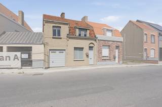 <p>Deze woning is gelegen langs de Noorburgweg, op fietsafstand van verschillende winkels, voorzieningen en andere faciliteiten. </p>
<p>De woning beschikt over een inkomhal die toegang biedt tot de gezellige leefruimte met aansluitend een ingerichte open keuken. Verder heb je de garage met sectionale poort en een bijkeuken met dampkap en gasfornuis.</p>
<p>Via de traphal bereik je de eerste verdieping met drie slaapkamers en een badkamer, uitgerust met een ligbad met douchestang, toilet en enkele wastafel. Daarnaast beschikt de woning over een zolder en kelder, ideaal voor extra bergruimte.</p>
<p>Buiten geniet je van een aangename, zongerichte tuin met terras waar het heerlijk vertoeven is. </p>
<p>Troeven:</p>
<ul><li>Aangename, zongerichte tuin</li><li>Centrum van Veurne</li><li>Garage</li><li>3 slaapkamers</li></ul>
<p>Wens je meer informatie of een bezoek contacteer ons via 058 31 58 58 of via hanne.huyghe@era.be </p>