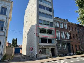 Dit te renoveren appartement met 3 slaapkamers is gelegen op wandelafstand van winkels, openbaar vervoer, scholen en alle nodige faciliteiten. Ook de verbinding met invalswegen is uitstekend, waardoor u in een mum van tijd in het centrum of op de snelweg bent.Het appartement biedt met zijn ruime indeling en achterliggend terras heel wat mogelijkheden voor wie op zoek is naar een appartement dat volledig naar eigen smaak kan worden ingericht. Dankzij de grote raampartijen is het een zeer lichtrijk appartement met een open gevoel.Via de inkomhal met vestiaire en WC bereiken we de living(L-vorm) met aansluitend de keuken. De nachthal geeft toegang tot de 3 slaapkamers, badkamer en wasplaats. Verder beschikt het appartement nog over een zonneterras.Mogelijkheid tot aankoop van een achtergelegen bovengrondse garage