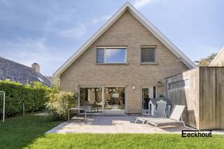 In een rustige, brede straat met weinig verkeer bevindt zich deze charmante alleenstaande villa. De woning is omgeven door een prachtig aangelegde tuin die volledige privacy biedt &amp; waar men de hele dag kan genieten van de zon! <br />indeling:<br />- gelijkvloers: royale inkomhal, ruime en lichtrijke woonkamer met grote raampartijen, met directe toegang tot het recent aangelegde terras en de tuin, aparte keuken met veel kastruimte en natuurstenen werkblad, gastentoilet met lavabo, garage, wasplaats/berging met douche.<br />- eerste verdieping: nachthal, 3 grote slaapkamers en 4e slaapkamer die momenteel ingericht is als bureau, badkamer met ligbad, dubbel lavabomeubel, bidet en toilet, bergruimte;<br />- geïsoleerde zolder;<br />In de tuin is een tuinhuis, die tevens te bereiken is via de voorkant. Ideaal als extra fietsenberging.<br />De woning is volledig voorzien van centrale verwarming op aardgas en in de woonkamer is er een gezellige houtcassette.<br />Maak nu uw afspraak voor deze ruime woning met veel potentieel!