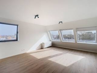 Luxurious and bright apartment in the heart of Leuven!<br /><br />Looking for a stylish and comfortable apartment in a prime location? This beautiful one-bedroom apartment in the center of Leuven offers a luxurious living experience with high-quality finishes. <br /><br />The bright living space, equipped with large Velux windows, creates a pleasant and open atmosphere. The fully installed kitchen is equipped with modern built-in appliances. <br /><br />The hallway provides access to the separate toilet and a practical storage room with connections for a washing machine. The spacious bedroom offers direct access to the luxurious bathroom, which is finished with high-quality materials and equipped with every comfort. <br /><br />As an added bonus, the apartment has a private parking space. Furthermore, the apartment is located in a prime location close to schools, shops, public transport, etc. <br />Price: 950 EUR/month + 100 EUR provision for communal costs. <br />Availability: May 15, 2026.<br /><br />Interested? Schedule your visit via our website www.living-stone.be!