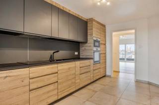 Appartement gelegen in de Reisidentie Quatre Mars beschikt over 2 slaapkamers, kelder en garage.Huur/maand: €700.00Maandelijkse kosten: €75.00