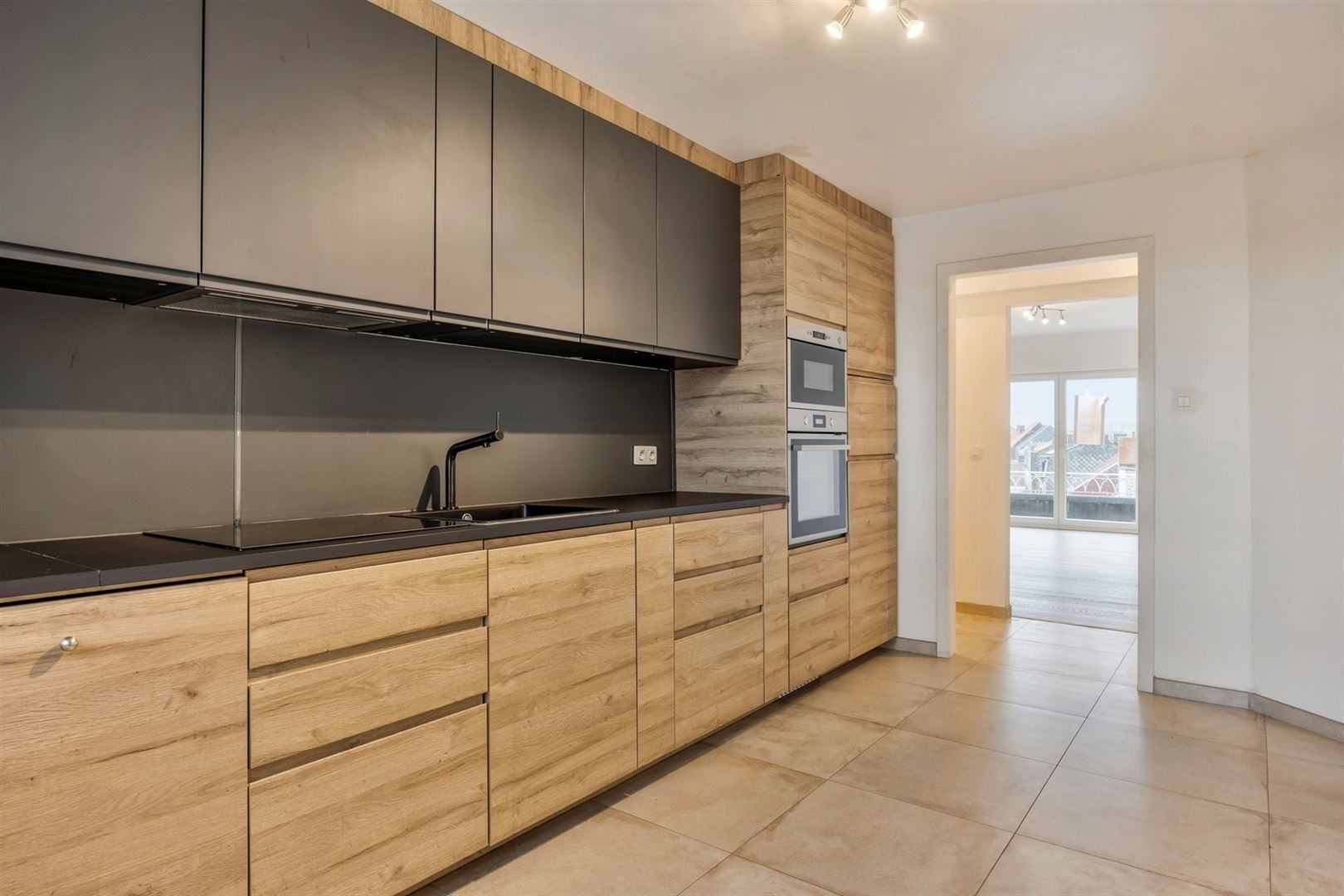 Appartement gelegen in de Reisidentie Quatre Mars beschikt over 2 slaapkamers, kelder en garage.Huur/maand: €700.00Maandelijkse kosten: €75.00