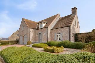 Bent u op zoek naar een woning waar ruimte, comfort en een rustige ligging centraal staan? Deze prachtige villa op een perceel van 8a68 biedt...