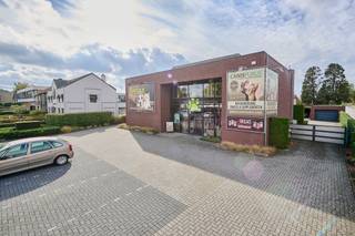 In een winkelgebied met in de onmiddellijke omgeving tal van grote ketens (Lidl, Delhaize, C&amp;A, JBC... ) ligt dit mooie handelspand met een commerciële toplocatie. Met een winkelgelijkvloers van 257m² en een bovenverdieping van 56m² is dit pand geschikt voor talloze bestemmingen. Verwarming door middel van aardgas, PV-installatie aanwezig.<br />Opslag- en/of bijkomende commerciële ruimte is beschikbaar in de kelder (+/-140m²). Deze is toegankelijk via een trap en via een goederenlift.<br /><br />Naast het handelsgedeelte beschikt het pand ook over een ruime en goed afgewerkte woning met tuin. De woning heeft 3 slaapkamers, waarvan één met dressing. De woonoppervlakte bedraagt 121m² op het gelijkvloers, 93m² op de eerste verdieping en 48m² op de tweede verdieping. Ook het privégedeelte beschikt over een kelder (78m²).<br />Aan de achterzijde van de woning geeft het overdekt terras uit op de onderhoudsvriendelijk aangelegde tuin met tuinhuis.<br /><br />Het perceel van 20a19ca biedt voldoende parkeergelegenheid met 8 parkeerplaatsen aan de weg en privé parkeergelegenheid aan de achterzijde. Er is nog mogelijkheid om uit te breiden op het terrein.<br /><br />De laatste 14 jaar baat men hier een zeer goed draaiende dierenspeciaalzaak uit. De overname van het handelsfonds is ook bespreekbaar.<br /><br />EPC: X<br /><br />Voor meer info of een bezichtiging kan u ons contacteren op 011/39.90.50 of info@jansenrealestate.be